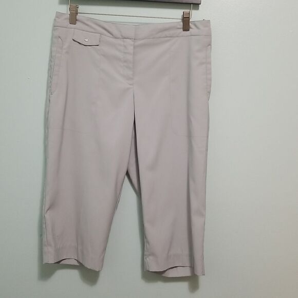 IZOD light grey knee length golf shorts. Size 6. - Picture 1 of 5